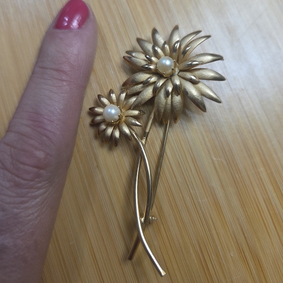 Gold Floral Brooch with Pearl Accents - Picture 3 of 3